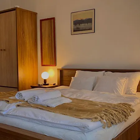 Guszti Homestay *