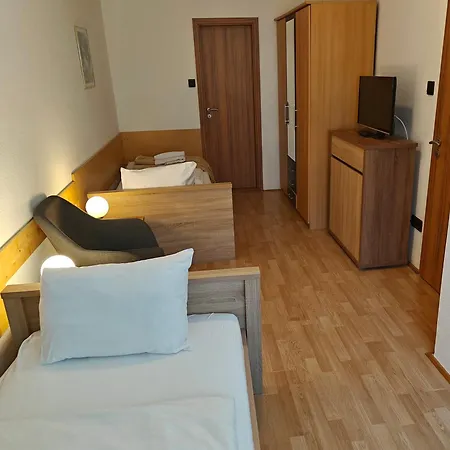 ホームステイ Guszti *